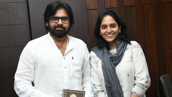 అక్కడ అమ్మాయిని కలిసిన ఇక్కడ అబ్బాయి.. తొలి హీరోయిన్‌ను కలిసిన పవన్ కల్యాణ్.. ఫోటో వైరల్