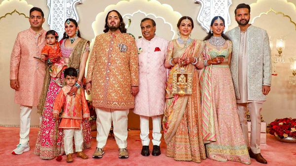 అంబానీ ఫ్యామిలీకి అత్యంత ఇష్టమైన సెలబ్రిటీలు ఎవరో తెలుసా? ఏ ఈవెంట్ జరిగినా వాళ్లు ఉండాల్సిందే