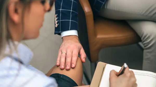 కూతుర్ని వదలిపెట్టని కామాంధుడు.. స్టార్ హీరోయిన్ తండ్రి వేధింపుల కన్నీటి గాథ