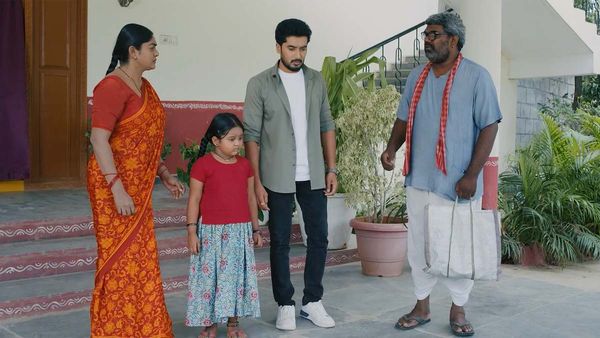 Karthika Deepam July 17th episode: నిజం చెప్పాలని కార్తీక్.. శౌర్యని నర్సింహ ఎత్తుకుపోయే ప్రయత్నం!