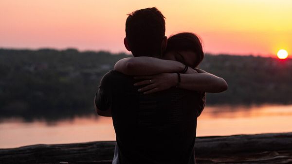 '70 లక్షలు నొక్కేసి.. హీరోయిన్ తో సహజీవనం'