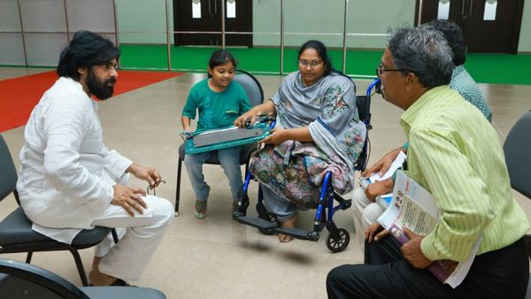 వైసీపీ ప్రభుత్వంలో అన్యాయం.. నా కూతురిది హత్యే.. పవన్‌ను కలిసిన సుగాలి ప్రీతి తల్లిదండ్రులు