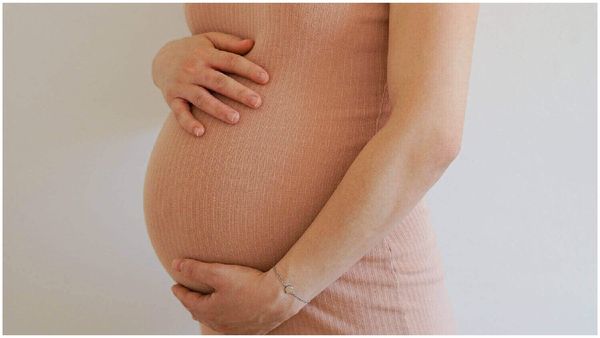 తల్లి కాబోతున్న టాలీవుడ్ హీరోయిన్.. ప్యాంటు విప్పి మరీ అలా చూపిస్తూ!