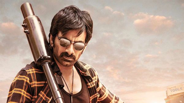 ఆ సూపర్ స్టార్ అంటే అంత పిచ్చా? ఏకంగా ఇంటికే నిప్పు పెట్టేసిన రవితేజ.. ఈ విషయం తెలుసా?