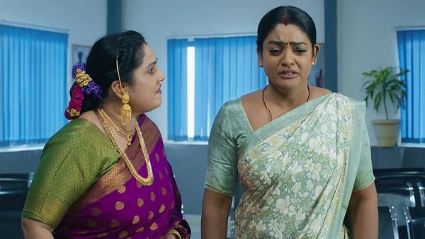 Karthika Deepam August 1st episode: దశరథ్ మాటలకు పారిజాతం షాక్.. సుమిత్ర దంపతుల కాళ్లు పట్టుకొన్న దీప!