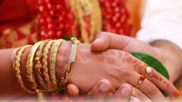 43 ఏళ్లకి పెళ్లి పీటలెక్కబోతున్న టాలీవుడ్ బ్యూటీ ? ఆ హీరో టార్చర్ వల్లే ఇలా..