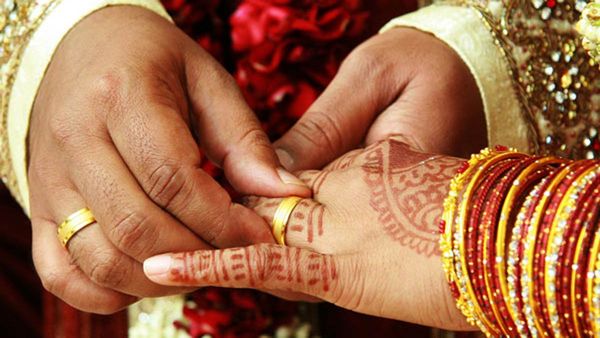 పెళ్లై పిల్లలున్న వ్యక్తితో బిగ్ బాస్ బ్యూటీ ప్రేమాయణం.. రహస్యంగా ఎంగేజ్మెంట్