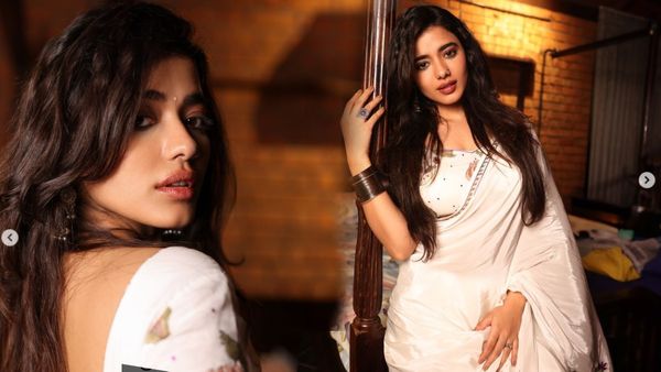 పైట పక్కకు జరిపి కేతిక శర్మ పరువాల వడ్డింపు .. ఎద అందాలతో చంపేస్తున్న రొమాంటిక్ పోరి