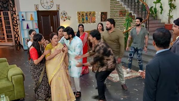 Brahmamudi December 19th Episode : కుప్పకూలిన ఇందిర .. ఆస్తి కోసం కావ్యను ట్రాప్ చేస్తోన్న రాజ్