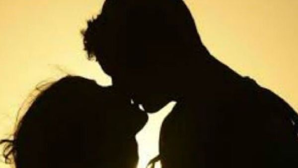 తన కంటే 20 ఏళ్లు పెద్ద .. ఆ హీరోతో లిప్‌లాక్‌కి కోటి రూపాయలు, వెలుగులోకి స్టార్ హీరోయిన్ బాగోతం