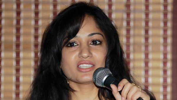 ముసలాయనికి భయపడ్డారా? పడుకున్నారా?...ఇచ్చిపడేసిన మాధవీలత