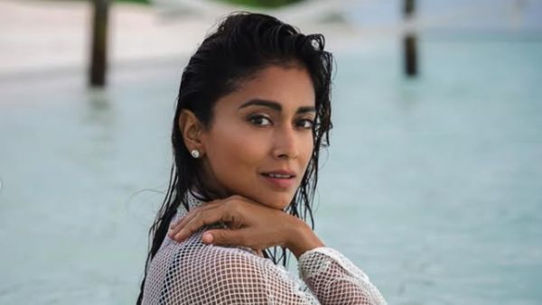 42 ఏళ్ల వయసులో అందాల ఆరబోత.. బీచ్ లో రెచ్చిపోయిన స్టార్ హీరోయిన్ ..