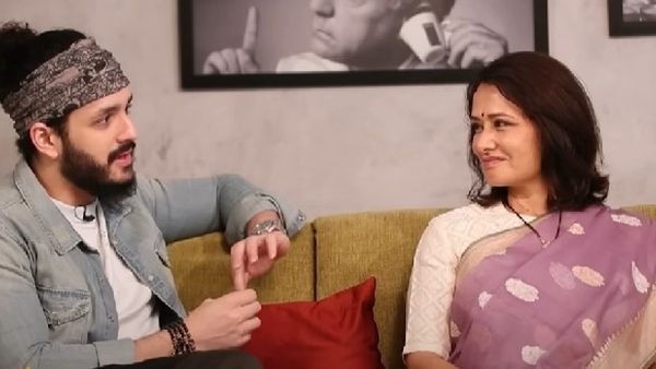 అఖిల్ కోసం అమల... ఆ డైరెక్టర్ తో మంతనాలు!