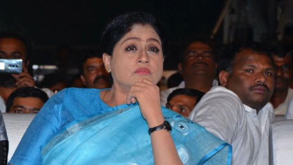 విజయశాంతికి బెదిరింపులు .. అన్ని బయటపెట్టి .. మిమ్మల్ని కసితీరా , దారుణంగా మెసేజ్