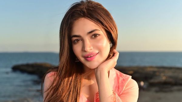 యువ నటి అనుమానాస్పద మృతి... హత్యా? ఆత్మహత్యనా?