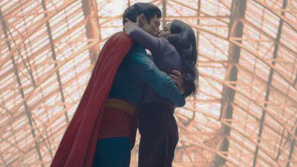 సూపర్‌మ్యాన్ ముద్దు పెట్టుకొంటే తప్పా? 33 సెకన్ల లిప్‌లాక్‌ కట్.. సెన్సార్‌పై ఆగ్రహం