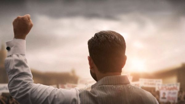 బాత్రూమ్‌లో నగ్నంగా దొరికిపోయిన స్టార్ హీరో.. ఆ నటుడు డోర్ తీసేసరికి..