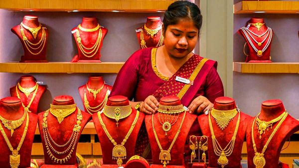 Gold Rates Tumble 2 Percent on MCX on Global Correction and profit booking amid weak global cues