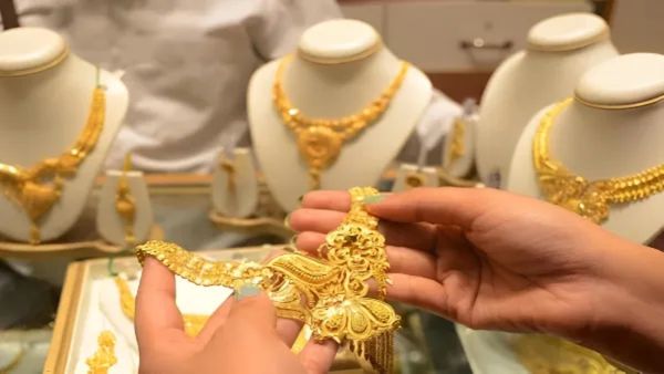 Gold Rates in India 100 grams Jumped RS 19,700 know 24k 22k 18k Yellow Metal prices on February 14