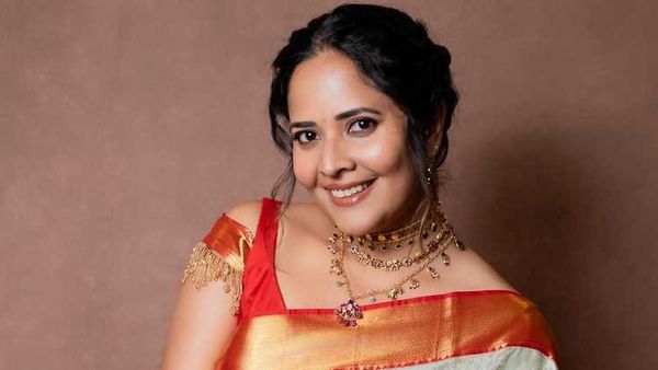 అనసూయకు వేధింపులు.. యువకుడి అరెస్ట్