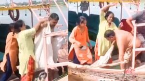 महिलाएं बनीं दुर्गा-काली! पंडित ने की बदसलूकी तो जूते-चप्पलों से हुई पिटाई, धड़ल्ले से वायरल हो रहा VIDEO