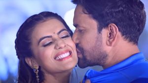 Bhojpuri Video:आधी रात में निरहुआ और अक्षरा सिंह पर चढ़ा रोमांस,लोग बार-बार पॉज़ करके देख रहे वीडियो