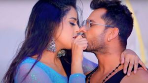 Bhojpuri Video: हसीना को देख डोला खेसारी लाल का मन, रोमांटिक वीडियो ने हिलाया इंटरनेट