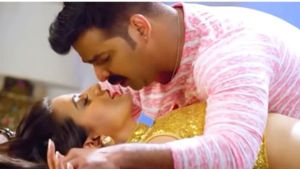 Bhojpuri Video: अक्षरा सिंह का हुस्न देख पानी-पानी हुए पवन सिंह, हसीना को देखते ही डूबे रोमांस में