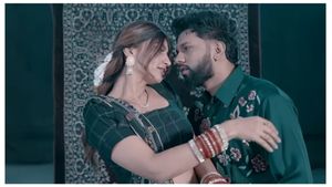 Bhojpuri Video: साड़ी सरकाकर आकांक्षा पुरी ने नीलकमल सिंह की धड़कनें की तेज़