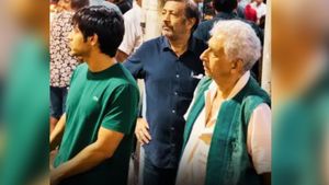 जंतर-मंतर पर प्रोटेस्ट के दौरान दोनों बेटों के साथ दिखे नसीरुद्दीन शाह? जानिए वायरल वीडियो की सच्चाई