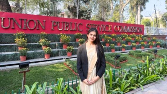 UPSC 2024 टॉपर पूर्वा चौधरी की खूबसूरती देख जल जाएंगी बॉलीवुड एक्ट्रेसेस, तस्वीरें देख आप भी रह जाएंगे दंग 