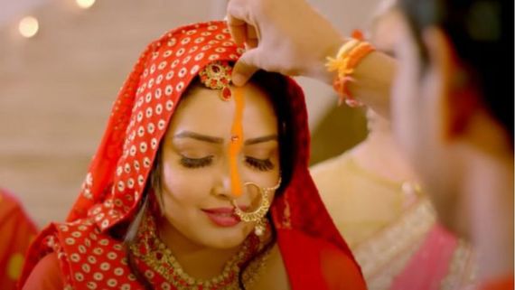 Bhojpuri Video: Youtube पर रिकॉर्डतोड़ रहा आम्रपाली दुबे और निरहुआ का छठ गाना, पार किए इतने मिलियन व्यूज