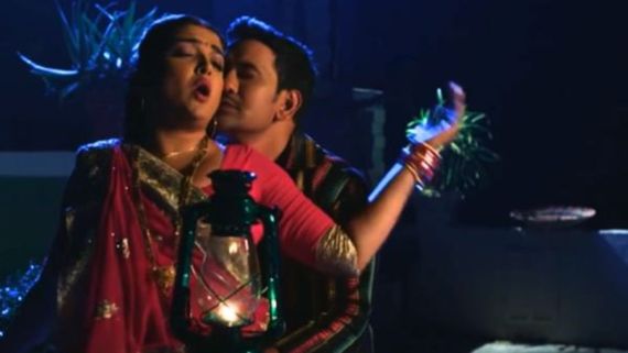 Bhojpuri Video: रात के अंधेरे में निरहुआ संग इश्क लड़ा रही ये भोजपुरी एक्ट्रेस, इंटरनेट पर छाया वीडियो 