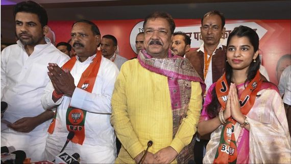 फेमस सिंगर Maithili Thakur का राजनीतिक डेब्यू, बिहार चुनाव से ऐन पहले BJP में हुईं शामिल 