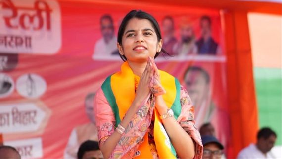 BJP उम्मीदवार मैथिली ठाकुर ने कैमरे के सामने बताया अपना साइज, सोशल मीडिया पर मचा बवाल