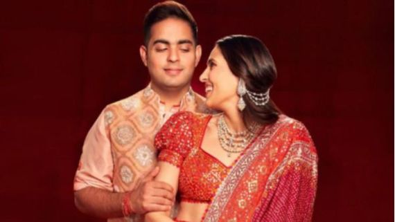 Trending Video: मम्मी-पापा, सास-ससुर के सामने आकाश अंबानी ने किया श्लोका संग लिपलॉक, देखते रह गए मेहमान
