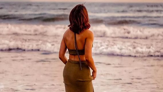 बेपरवाह हुई 38 साल की एक्ट्रेस, शादीशुदा डायरेक्टर के प्यार में तलाकशुदा हसीना, बाहों में किया रोमांस