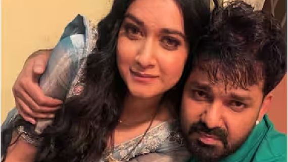 कौन है पिछले 24 घंटे से वायरल सिंदूर वाली लड़की? नशे में जिसका हाथ नहीं छोड़ रहे पवन सिंह