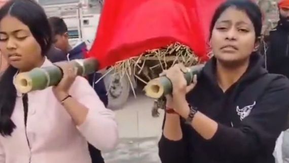 गांव वालों ने छोड़ा साथ, दो बेटियों ने उठाई मां की अर्थी, VIDEO देख छलक उठेंगे आंसू...