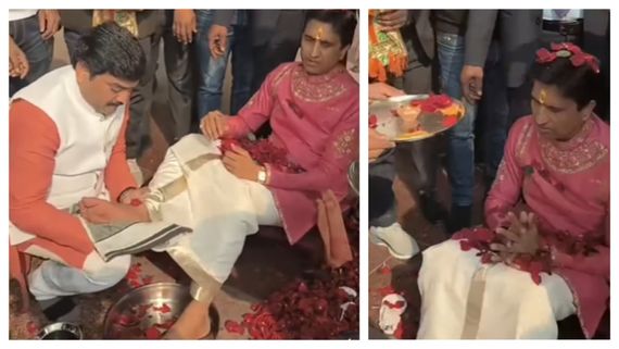 Kumar Vishwas ने अयोध्या में लोगों से धुलवाए अपने पैर, भड़के यूजर्स बोले- और आभागे सुवर्ण... 