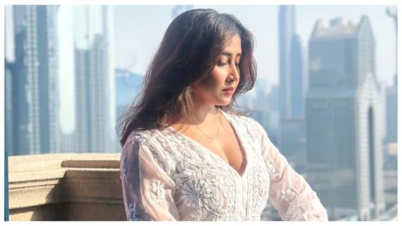 Sofia Ansari Video: सोफिया अंसारी ने अपने फैंस के साथ खुलेआम मनाया KISS DAY, सामने से खुली ड्रेस में...