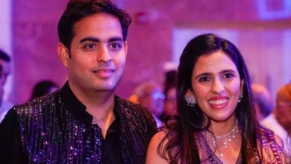 7वीं वेडिंग एनिवर्सरी पर पत्नी श्लोका संग रोमांटिक हुए आकाश अंबानी ? फैमिली के सामने ही कर दिया लिपलॉक, VIDEO 