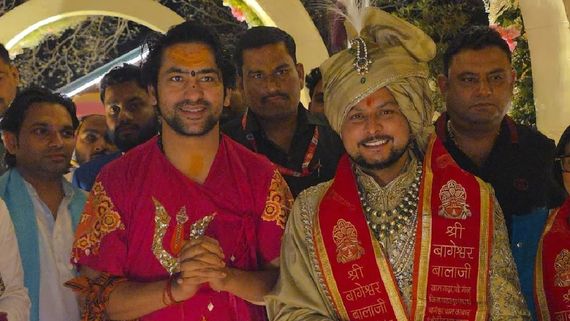 Kuldeep Yadav की शादी में बाबा बागेश्वर ने दिया ये अनमोल तोहफा, खुद पहुंचे शादी में और जमा दी रौनक