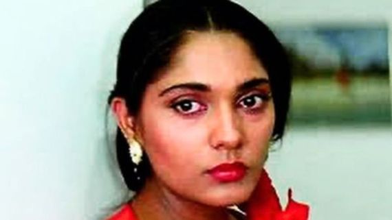 1990 की 'आशिकी' एक्ट्रेस ने 57 की उम्र में उतारे कपड़े, शीशे के सामने खड़े हो शेयर की ऐसी तस्वीर...