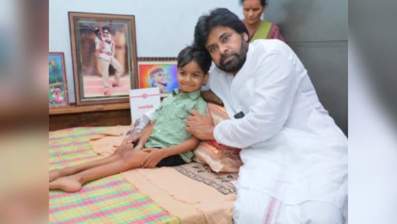 बीमार नन्हे फैन की इच्छा हुई पूरी, घर में मिलने पहुंचे पवन कल्याण, इतने लाख रुपए देकर की मदद?