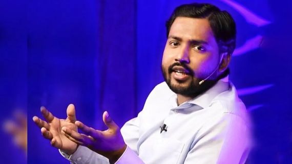 #YouTubeTeachersControversy: खान सर ने लिए मजे, बोले- पढ़ओ नोट में चिप लगा है, पढाओ तलवे कैसे चाटे जाते हैं.. 