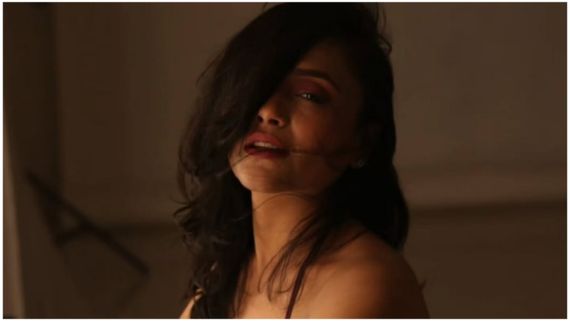 बेडरूम में हीरो संग किसिंग सीन में बहकी ये हसीना, डायरेक्टर के कट बोलने के बाद भी नहीं रहा होश!