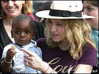 'पिता' नहीं चाहता बच्ची मैडोना को मिले