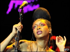 कपड़े उतारना महंगा पड़ा