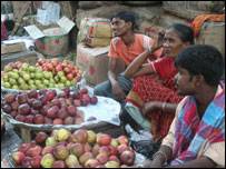 फुटपाथ पर दुकान लगाने वाले लगभग चार सौ दुकानदारों को इससे फ़ायदा हुआ है